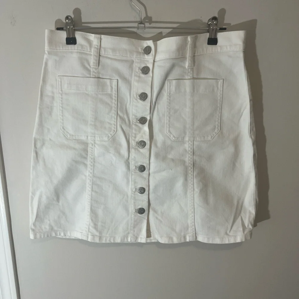 Madewell Stretch Denim A-Line Mini Skirt in Tile White: Button-Front Edition - Picture 2 of 6